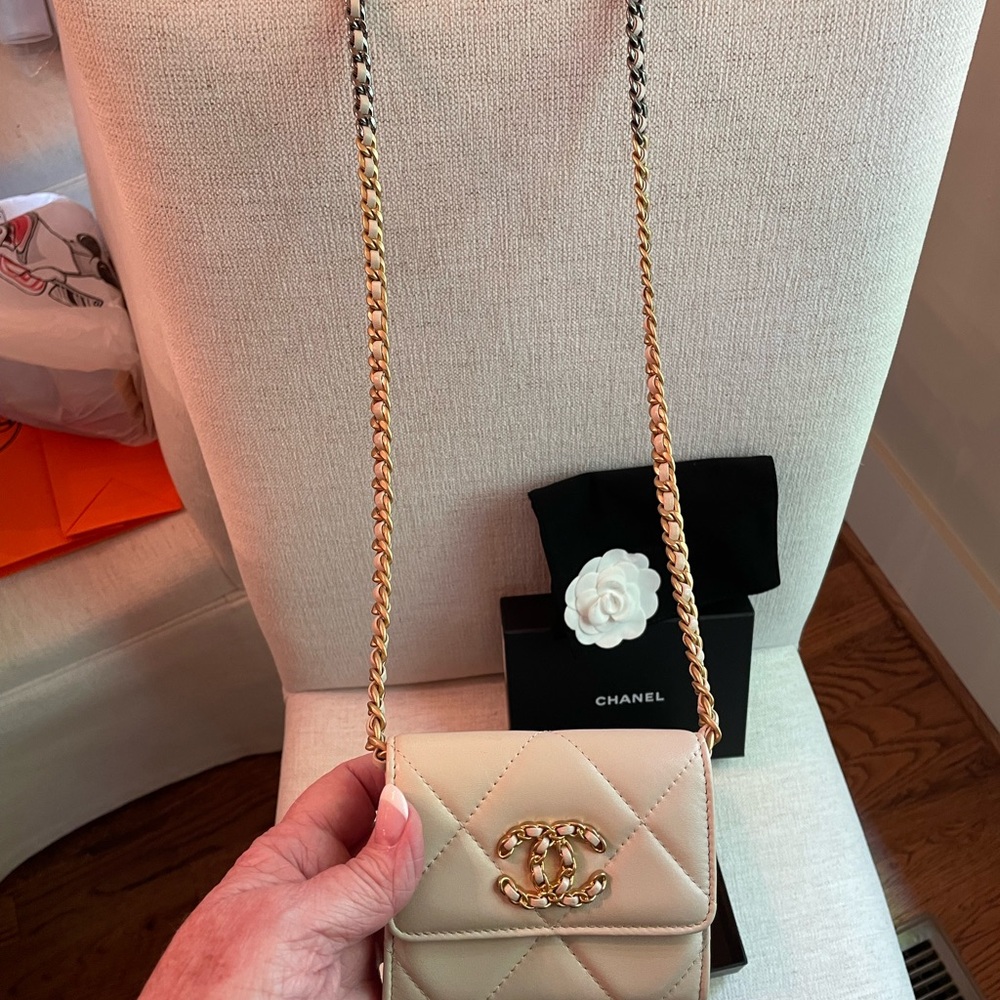 ❌❌❌SOLD❌❌❌CHANEL 19 Authentic Cardholder On Chain - Picture 13 of 16